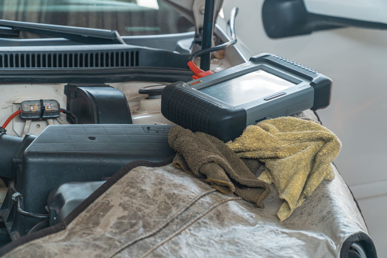 Valise de diagnostic électronique posée sur un moteur