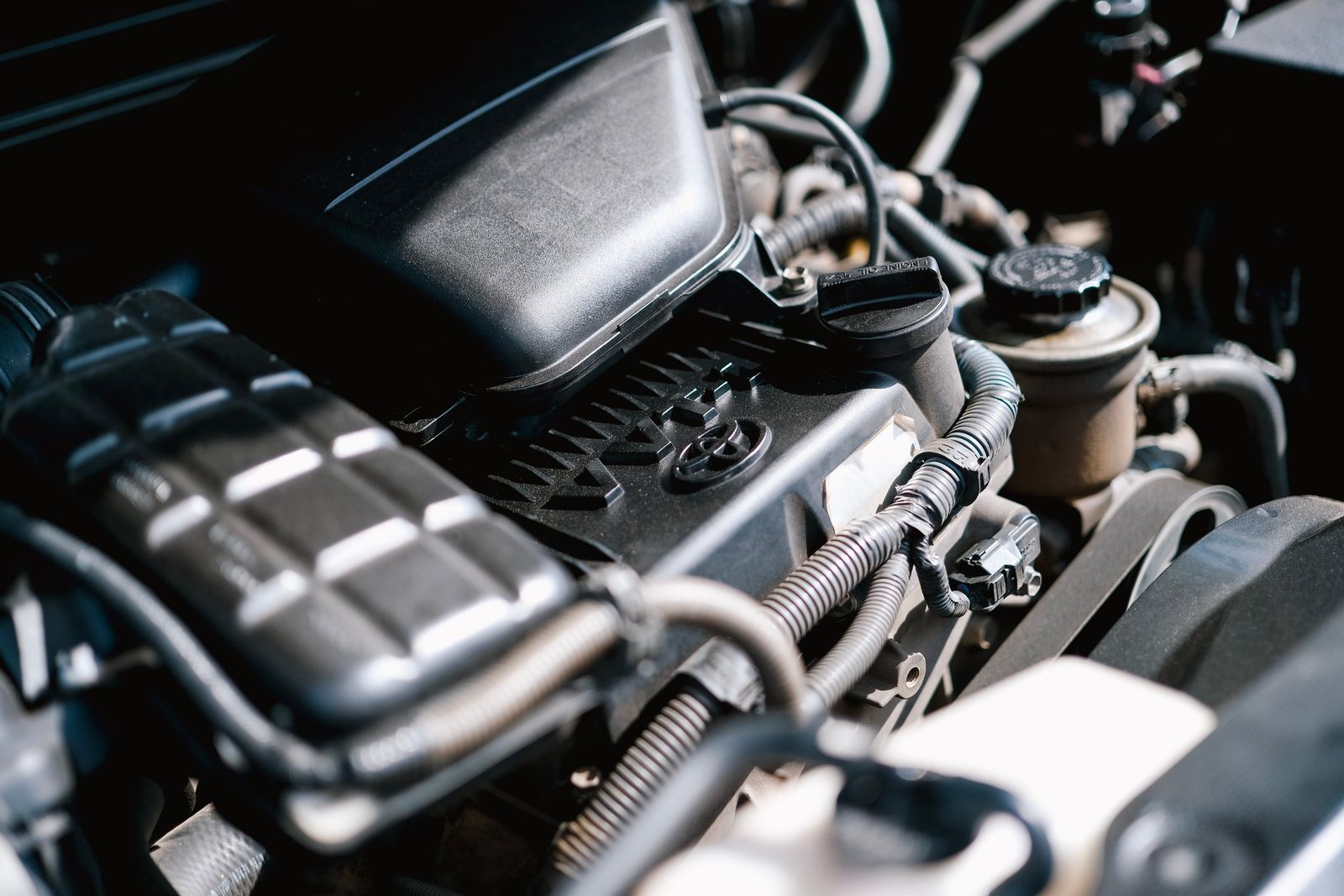 Gros plan sur un compartiment moteur propre, avec ses durites et son bloc