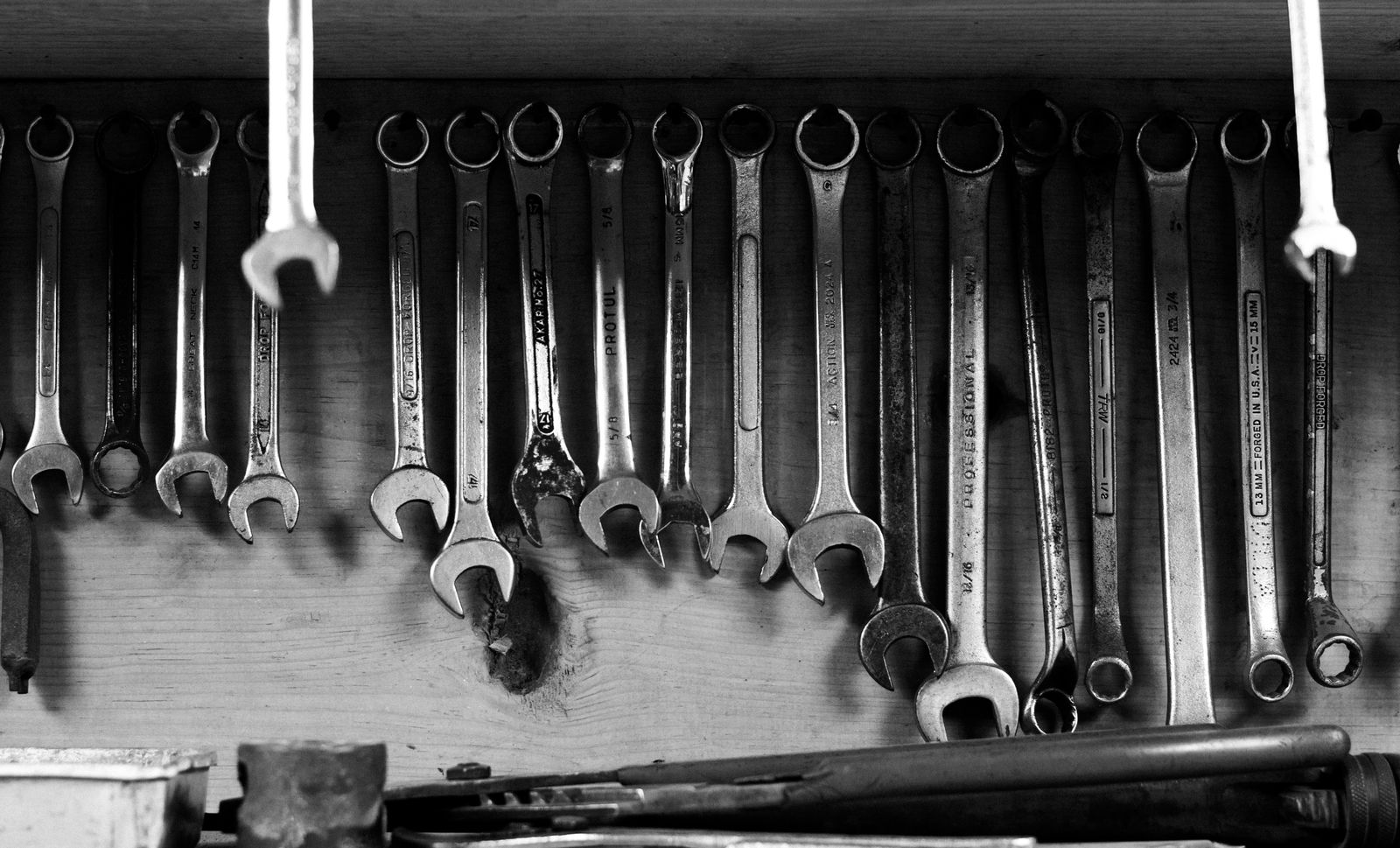 Clés à molette accrochées au mur, en noir et blanc