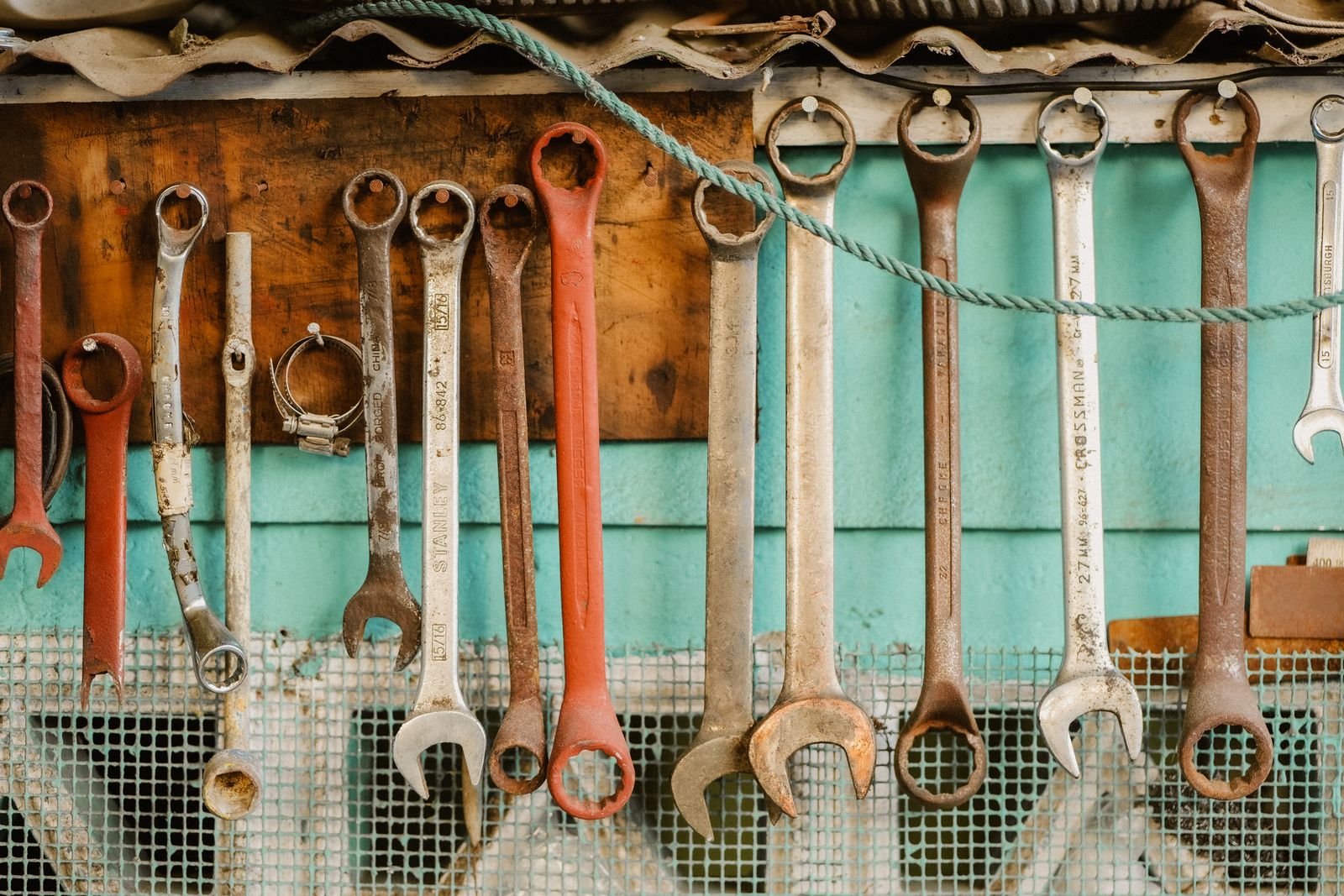 Clés plates de toutes tailles suspendues au mur d'un atelier